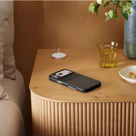 В Topcase знаем, че смартфонът е неизменна част от ежедневието ви и заслужава надеждна защита още от първия ден. Затова подбираме внимателно всеки продукт в нашия каталог, за да ви предложим качествени кейсове, протектори и аксесоари, които съчетават сигурност, стил и удобство. Също толкова важно за нас е и бързото обслужване. Стремим се всяка поръчка да бъде обработена и изпратена възможно най-бързо, за да може вашето устройство да получи необходимата защита без излишно чакане. Защото вярваме, че спокойствието започва с добре защитения телефон.