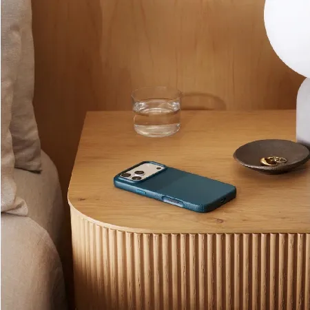 В Topcase знаем, че смартфонът е неизменна част от ежедневието ви и заслужава надеждна защита още от първия ден. Затова подбираме внимателно всеки продукт в нашия каталог, за да ви предложим качествени кейсове, протектори и аксесоари, които съчетават сигурност, стил и удобство.  Също толкова важно за нас е и бързото обслужване. Стремим се всяка поръчка да бъде обработена и изпратена възможно най-бързо, за да може вашето устройство да получи необходимата защита без излишно чакане. Защото вярваме, че спокойствието започва с добре защитения телефон.